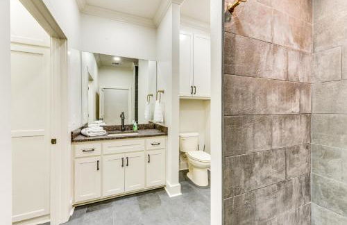 Charming Louisiana Getaway with Furnished Balcony! - Foto 15