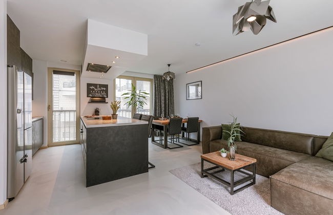 Modern Apartment With Large Terrace - Photo 2