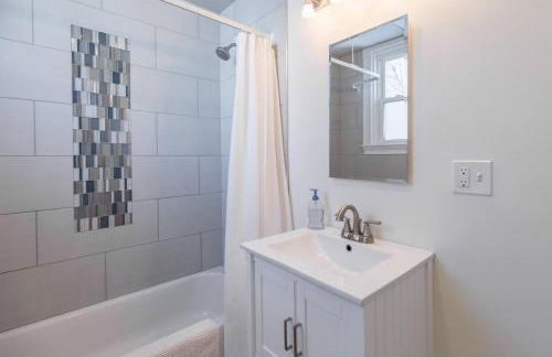 A Peaceful Oasis on Munjoy Hill - 3BR Cottage & Parking - Foto 19