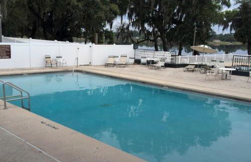 Wonderful Cottage Overlooking the Lake with Porch in Florida - Foto 20