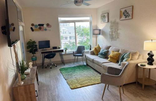 Beautiful Condo on Riverwalk King Suite w Free Parking Pet Friendly Centrally Located on the Riverwalk - Foto 3