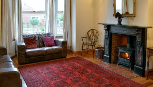 Pembroke House - Photo 2