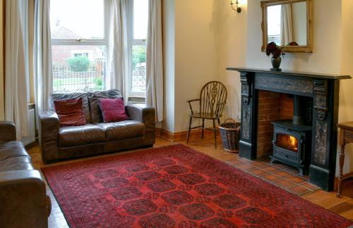 Pembroke House - Photo 2