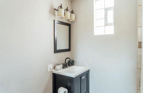 Spacious 2BR Apartment near Airport - Central Charming - Foto 23