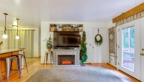 Hot Tub and Fireplace Peaceful Anderson Island Home - Foto 3