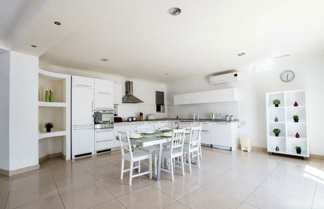 Bright, Spacious and Right in the Center - Foto 13