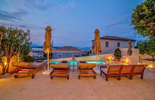 View-topia Amazing View, Private Pool, Close to the center. - Photo 13