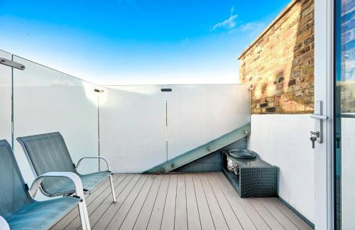 Modern 2BR Apartment for Contractors, Balcony & Fast Wi-Fi, W6 - Foto 51