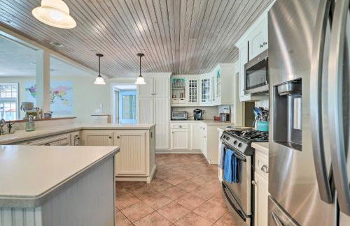 Cape Cod Cottage with Deck, Grill, and Games! - Foto 9