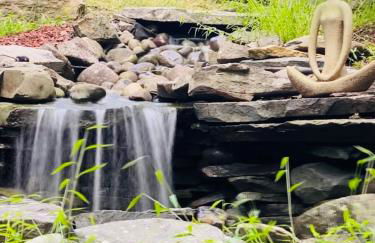 Serenity Falls - Stylish 4Bdr Mountain Retreat, Hot Tub, Pool - Foto 24