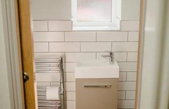 Sleeps 6 4 bedrooms 2 minute walk to the Square Hosted Happy Valley Cast - Photo 16