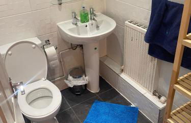 "Snooze Central" - City Centre Apartments above Victoria Centre Shopping Centre with full Kitchen in Milton Street - up to 4 Beds - most Central Location next to the Hilton Hotel - Outdoor Parking for Cars or Vans five pounds a day - Sunday 1pm Check-Out - Photo 24