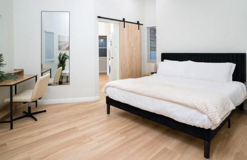 Newly Built Coastal Home with Yard - Foto 6