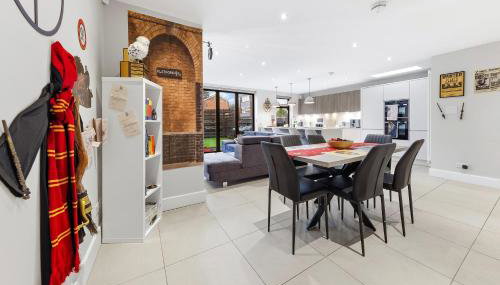 The Lumos House - 4 Bed Home w Parking near Harry Potter Studios - Foto 3