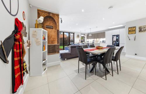 The Lumos House - 4 Bed Home w Parking near Harry Potter Studios - Foto 3