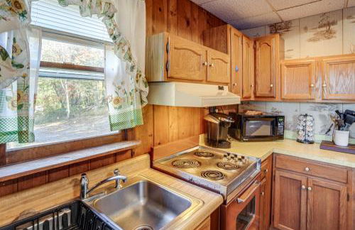 7 Mi to Main Street Cabin with Deck in Stanley! - Photo 8