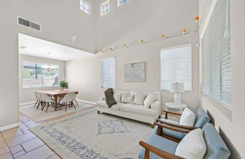 Stunning 4BR Getaway w Pool, Hot Tub, & Firepit - Foto 7