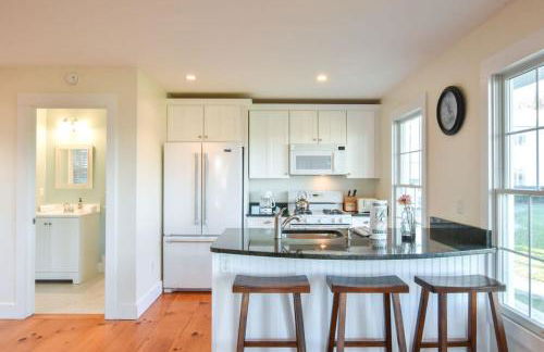 Waterfront Fun at this Huge Family Estate - Foto 30