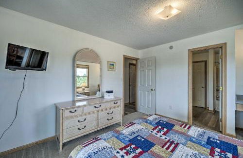 Avon Home on the Channel with Hot Tub and Deck! - Foto 19