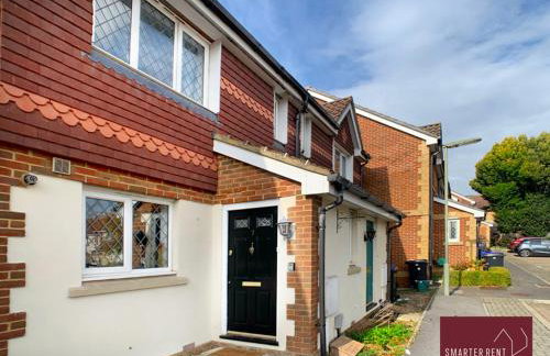 Knaphill, Woking - 3 Bed House - With Garden - Photo 1