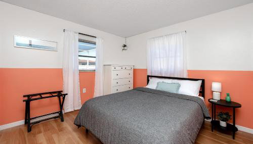 Sunny Escape: Vibrant Pool Home - Foto 3