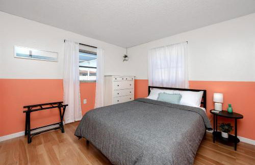 Sunny Escape: Vibrant Pool Home - Photo 3