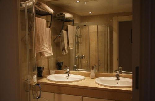 Stunning unobstructed 180 degree sea view apartment with 100 square meters terrace - Costa del Sol - Estepona- Long Term - Photo 9