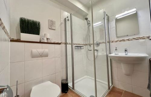 Modernes Doppelzimmer mit Bad & AC in Kehl Goldscheuer - 1A Guesthouse - Foto 8