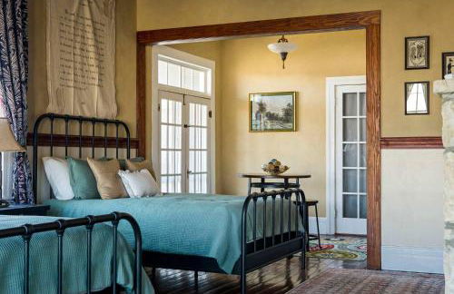 Kingsby Farmhouse - 1BR with 2 Queens & Mountain Views - Photo 14