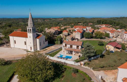 Villa atop the village with stunning view - Foto 46