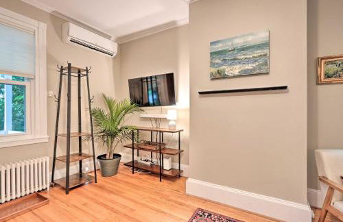 Charming Abode with Patio - Walk to Town and River! - Foto 6