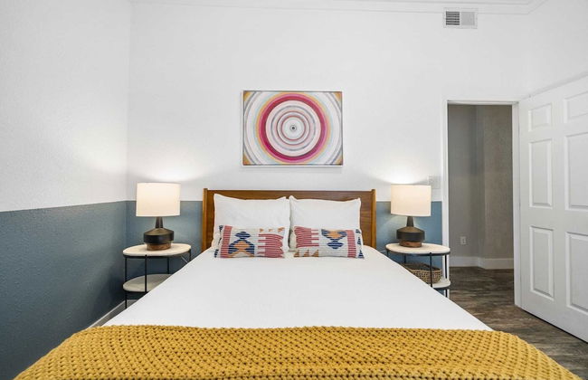 7bdr w/ Private Pool, Hot Tub, Fire Pit, Walk to Beach Tidal Wave by Avantstay - Foto 16