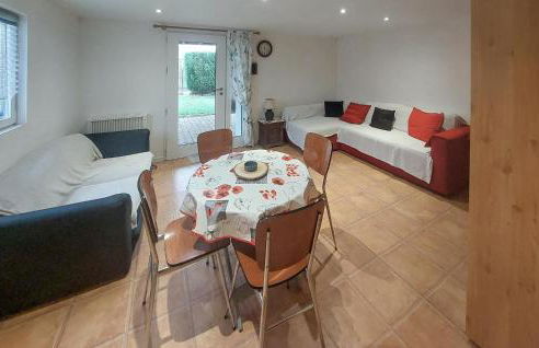 1 Bedroom Amazing Home In Bléré - Foto 2