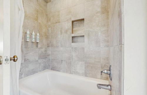 Updated three-story home with kayaks, bikes, & water views - great location - Foto 15