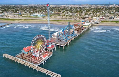 Stunning beach house with ocean views and large deck, just steps from the beach - Foto 35