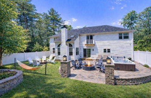 Luxury Villa with Hot Tub, Two Fire Pits, King Bed Suite, Game Room & Fenced Yard - Foto 1