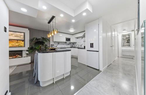 New Modern Hybrid 4 Bedrooms 7 Bed apartment 12 guest capacity - Foto 53