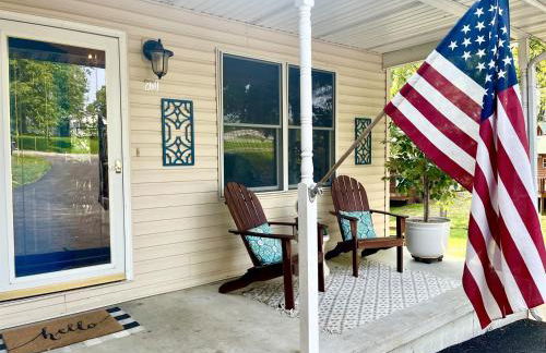 Upscale Lakefront Home w Dock & Kayaks - Photo 8