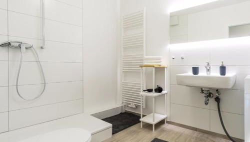 HOMEFY OLDTOWN APARTMENT - 6 people - 2 bath - balcony - top location - Foto 5, Shower