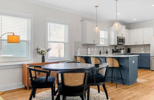 Family-Friendly 4BR with Fenced Yard & Parking - Foto 2