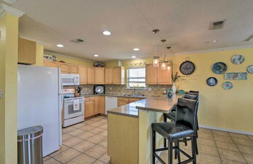 Walk to Galveston Beach Pet-Friendly Home with Deck - Foto 8