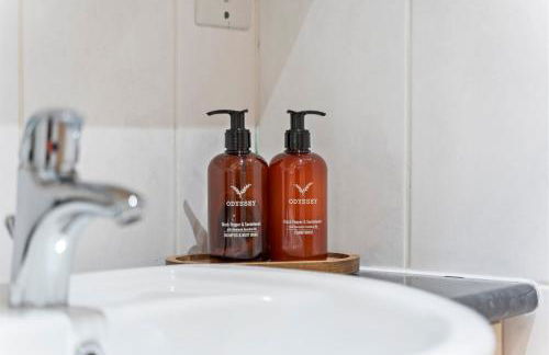 Stunning Countryside Home in Surrey by 53 Degrees Property, Ideal for Family Getaways, Private Tennis Court! - Foto 35