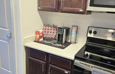 Luxury 1 BedRM Unit in Frisco Pool Gym & Workplace - Foto 8