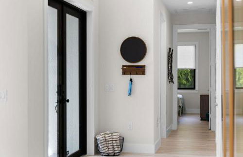 Colorful retreat near beach and pickleball courts - Foto 22