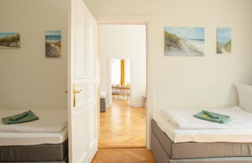 KAISER 02 by ROCKCHAIR Apartments l SUPERHOST Status l 3 Bedrooms Boxspringbeds 2 Bathrooms l Cozy Family & Business Flair 155 sqm 3 Balcony 2nd Floor Elevator up to 10 guests welcomes you! - Foto 78