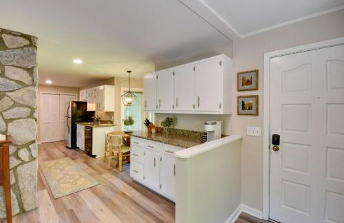 Stunning Dillard Home with Yard in Sky Valley! - Foto 7