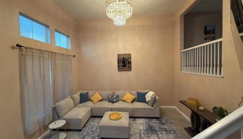 Private and Stylish 3Bdrm 3Ba Townhome, Gated Patio, King Bed, Spacious, Free Parking, Available now - Foto 2