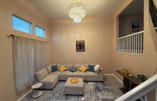 Private and Stylish 3Bdrm 3Ba Townhome, Gated Patio, King Bed, Spacious, Free Parking, Available now - Foto 2