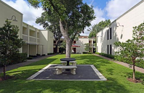 Chic 2BR Near Triangle With King Beds Fast Wifi - Photo 34