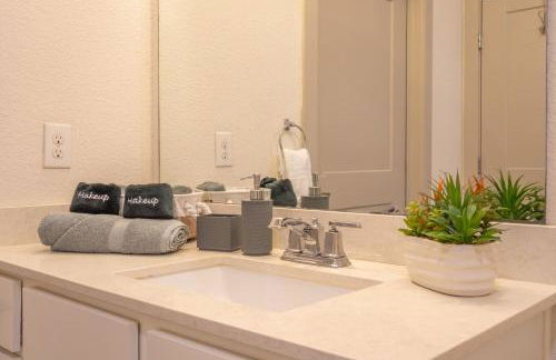 Riverwalk and Pool view Apt with King bed Infinity Pool Gym Free Parking - Foto 14